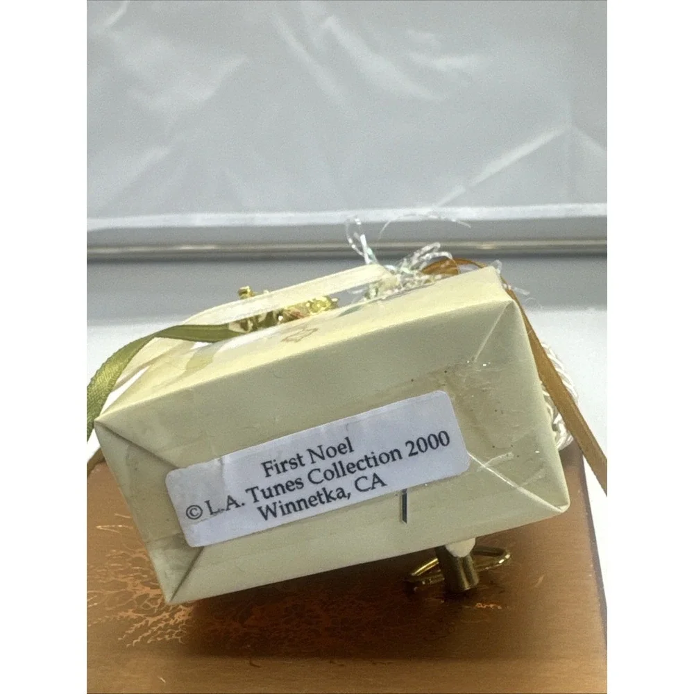 LA Tunes Collection Music Box Ornament -‎ plays 